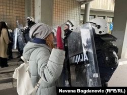 Marija Vasić tokom protest protiv gradske vlasti u Novom Sadu ispred zgrade lokalne skupštine, 3. decembra 2024.
