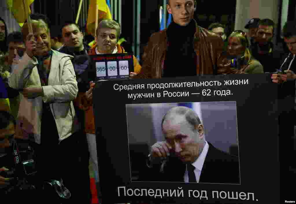 Акція протесту проти режиму Путіна біля посольства Росії у Варшаві в день народження російського президента, 7 жовтня 2014 року