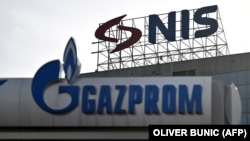 Oznake kompanija Naftna industrija Srbije (NIS) i Gasproma, Beograd, 26. februar 2025.