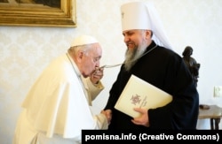 Глава ПЦУ, митрополит Киевский и всея Украины Епифаний и папа Римский Франциск во время встречи в Ватикане 13 декабря 2024 года