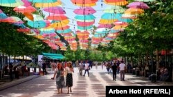 Prema važećim merama, predviđa se obavezno nošenje maske, koja pokriva nos i usta, osim u slučajevima kada neka osoba hoda sama ulicom na otvorenom, dok se konzumira hrana ili piće, te dok se upravlja vozilom ili vežba (Priština, 15. jula 2021)