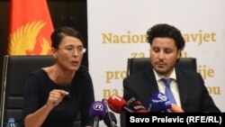 Šefica stručnog tima Savjeta za borbu protiv korupcije Vanja Ćalović Marković i potpredsjednik Vlade Crne Gore Dritan Abazović na konferenciji u Podgorici 11. avgusta