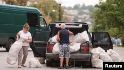ბახმუტის მოსახლეობა დახმარების სახით იღებს პურს, 26 აგვისტო, 2022