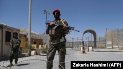 Stražar Avganitanske nacionalne armije u bazi Bagram, posle odlaska američkih snaga, 2. jul 2021.