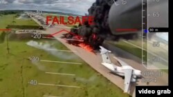 Скриншот из видео ударов СБУ по самолетам стратегической авиации России на аэродроме «Белая» в Иркутской области России