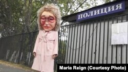 Акция с ростовыми куклами у отделений полиции в Москве