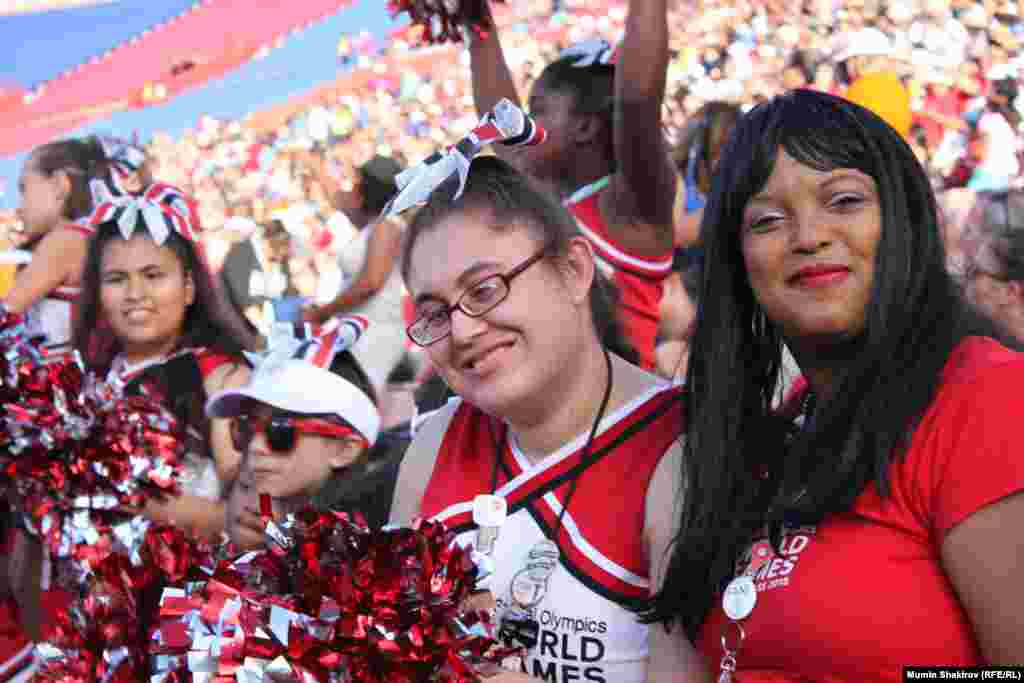 Группа поддержки американской сборной на закрытии Спецолимпиады 