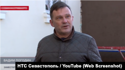Вадим Погодин рассказывает севастопольскому телеканалу о ремонте фасада дома №44 на Советской