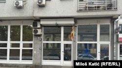 Konzulat Ugande u Novom Sadu nalazi na adresi Temerinska 31, a odmah pored registrovana je firma Romax-trade. Fotografija zabeležena 10. aprila 2025.