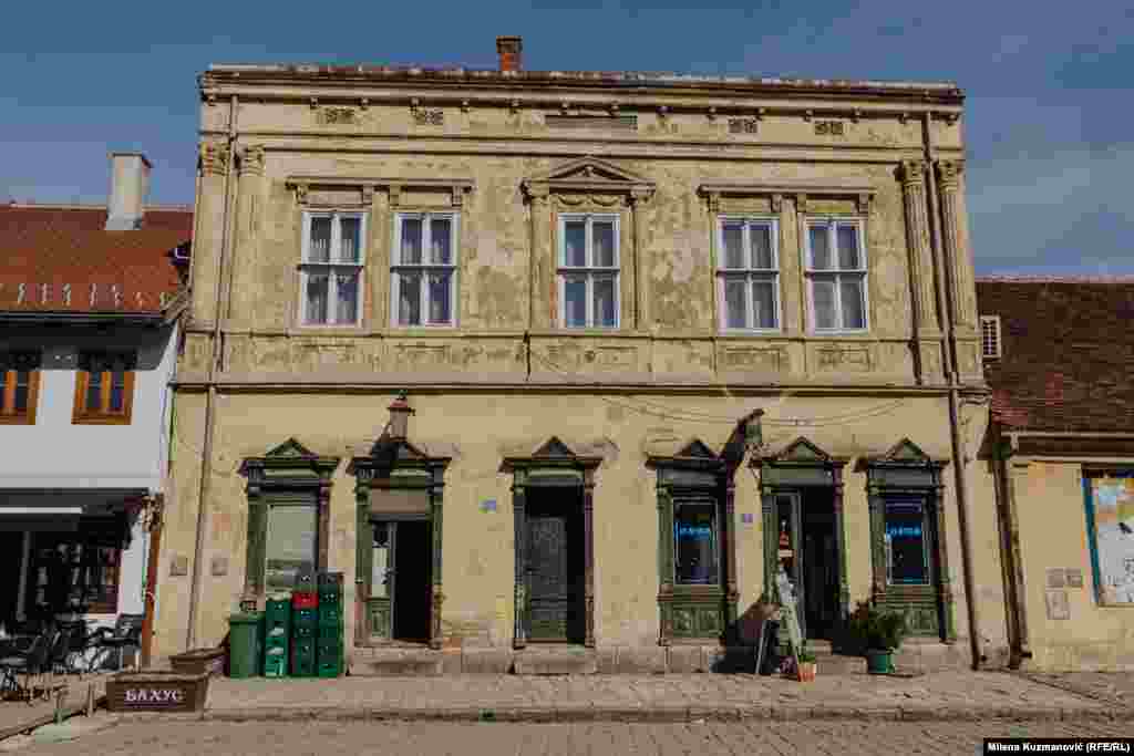 Kuća trgovca Milana S. Popovića, sazidana 1895. godine u duhu arhitekture pristigle iz Evrope, u arhitektonskom smislu ubraja se u vrednije tešnjarsko zdanje.