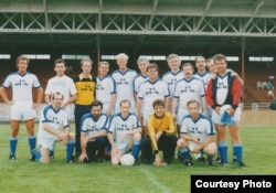 Футбольная сб. RFE/RL, 1994. Стоят: 1-й справа А. Рар, 4-й Е. Фиштейн, 6-й М. Корти. Сидят слева направо: Е. Репников , В. Каплун, Ю. Рудерман, 5-й В. Фрейдкин.