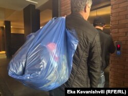 ჩამონგრეული სახლიდან გამოტანილი ნივთები სასტუმროში მიაქვთ