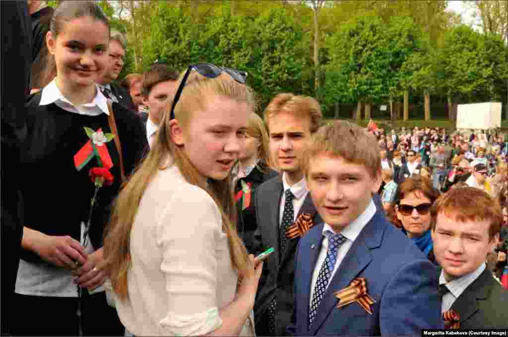 – Вы откуда – такие красивые? – Из посольской школы!