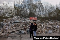 Një grumbull copëzash betoni dhe mbeturina të tjera pas një sulmi rus në rajonin ukrainas të Harkivit në tetor të vitit 2023.