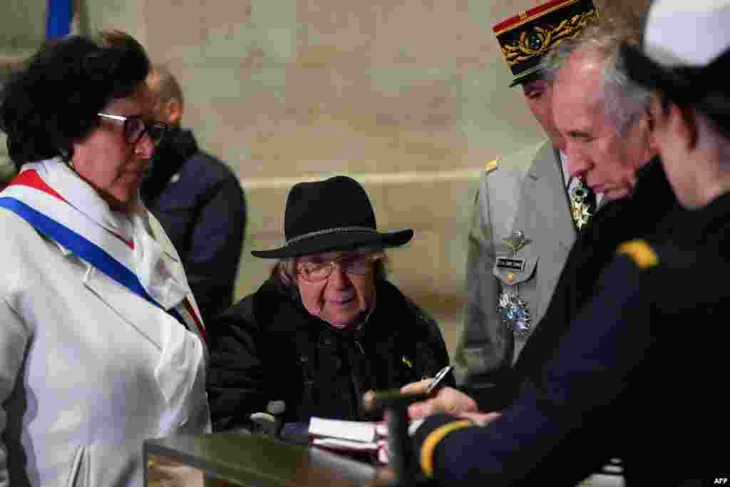Preživjela holokausta i predsjednica Unije deportiranih u Auschwitz Arlette Testyler (C) na ceremoniji ponovnog paljenja plamena na Grobnici Nepoznatog vojnika tokom komemoracija na 80. godišnjicu oslobođenja logora. 