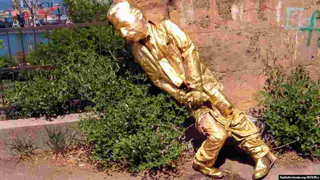 Монумент «Анти-Сталін» в Одесі, від членів партії ВО «Свобода», 7 травня 2012 року