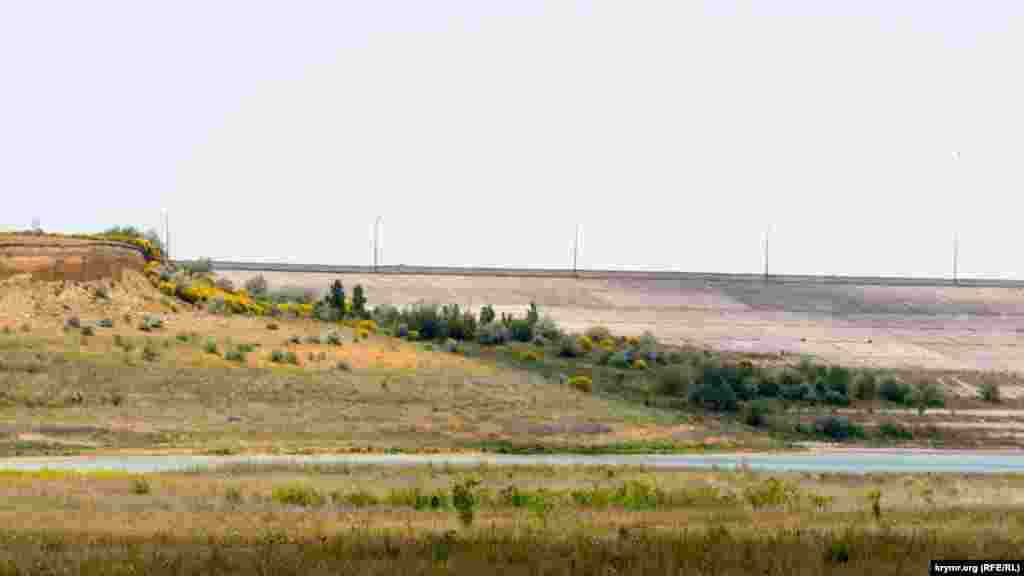 На протилежному березі – квітучі чагарники іспанського дроку