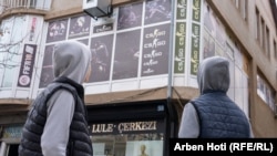 Dvoje mladih ljudi u gradu Vučitrnu.