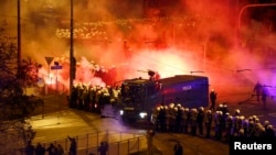 Варшава. 11 ноября 2014 года. Полиция готовится дать отпор радикально настроенной молодежи