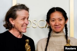 Glumica Frances McDormand i režiserka Chloe Zhao filma Zemlja nomada