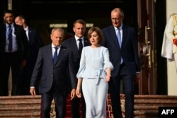 Президентка Молдови Мая Санду веде прем'єр-міністра Польщі Дональда Туска, президента Франції Емманюеля Макрона та канцлера Німеччини Фрідріха Мерца на святкування Дня незалежності країни. Кишинів, 27 серпня 2025 року