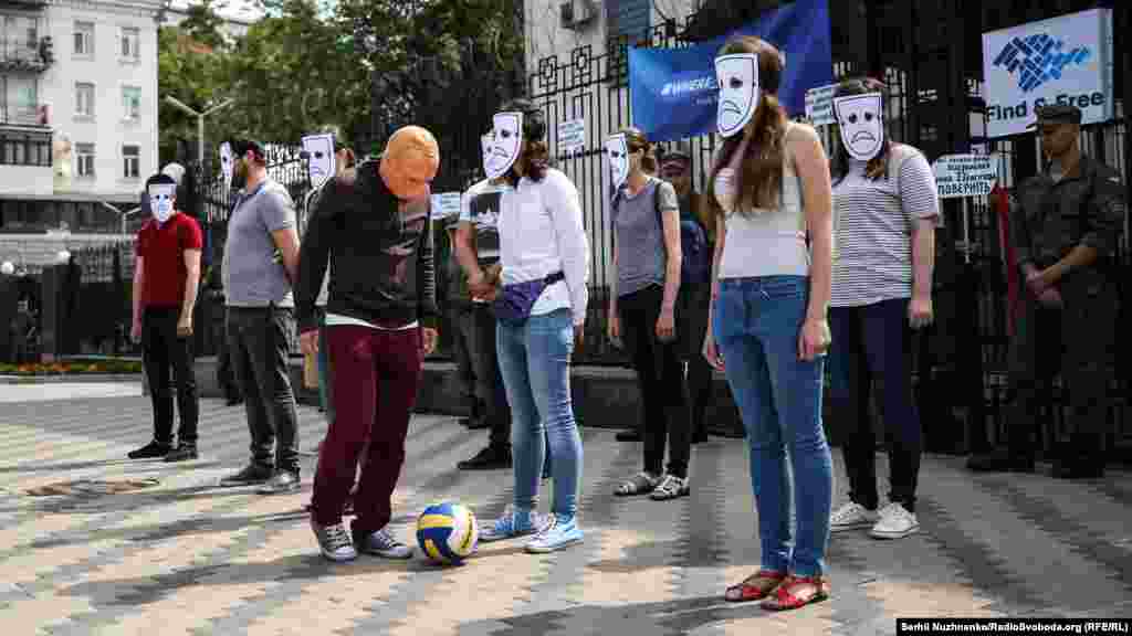 Цього разу активісти наочно показали, як «президент» Росії грає серцями і захоплює людей». Умовний Путін почав «грати з людськими життями», які нерухомо стояли біля входу до посольства