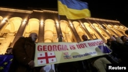 FOTO DE ARHIVĂ: „Georgia nu este Rusia”. Protestatarii se adună în fața parlamentului georgian după alegerile contestate din 2024.
