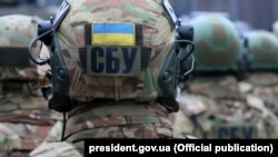 СБУ заявляє про обшуки в підозрюваних у сприянні країні-агресору, зокрема в журналістів