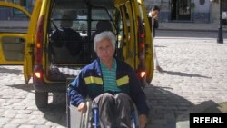 Ярослав Мудрий біля нової машини львівського таксі для інвалідів