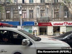 საპოლიციო ლენტის იქით არავის უშვებენ, თუმცა ქუჩის მეორე მხრიდან ნანგრევები კარგად ჩანს