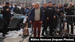 პოლიციას კალინ ჯორჯესკუ (ცენტრში) პროკურატურაში მიჰყავს. ბუქარესტი, 26 თებერვალი, 2025.