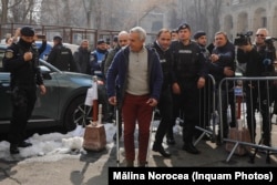 Călin Georgescu ajunge la sediul Parchetului General. Este în cârje din cauza unei operații recente de menisc.