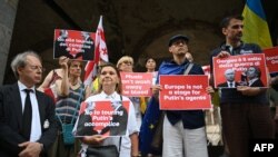 2025 წლის 19 ივლისს მილანში გამართული საპროტესტო აქციის დროს ხალხს უჭირავს ვალერი გერგიევის საწინააღმდეგო პლაკატები. ისინი აპროტესტებენ რუსი დირიჟორის მონაწილეობას 27 ივლისს კაზერტის სამეფო სასახლეში დაგეგმილ მუსიკალურ ფესტივალზე.