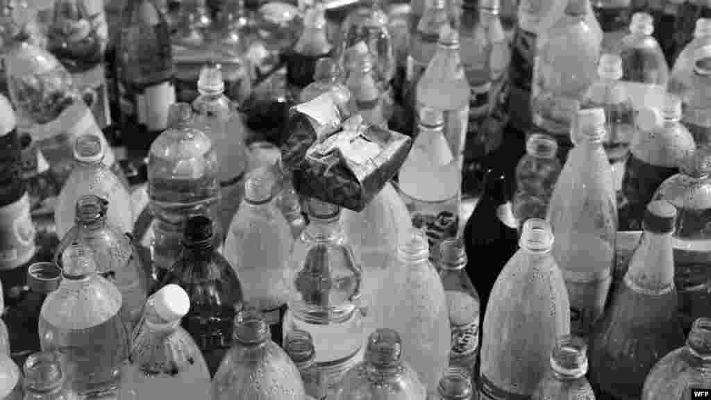 Бутылки воды и газировки, печенье и сладости, оставленные в спортзале в память о заложниках. Школа №1, Беслан, Северная Осетия. 15 сентября 2004. Джеймс Хилл 