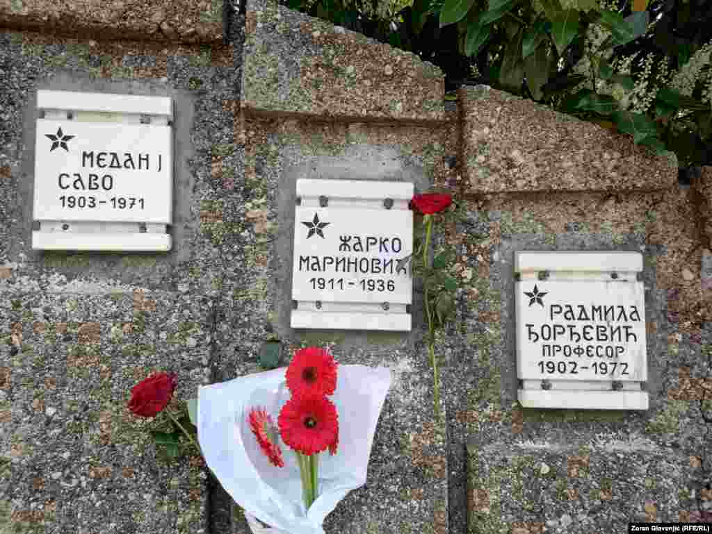 Oni su kod spomen ploče ostavili vence u njegovu čast.