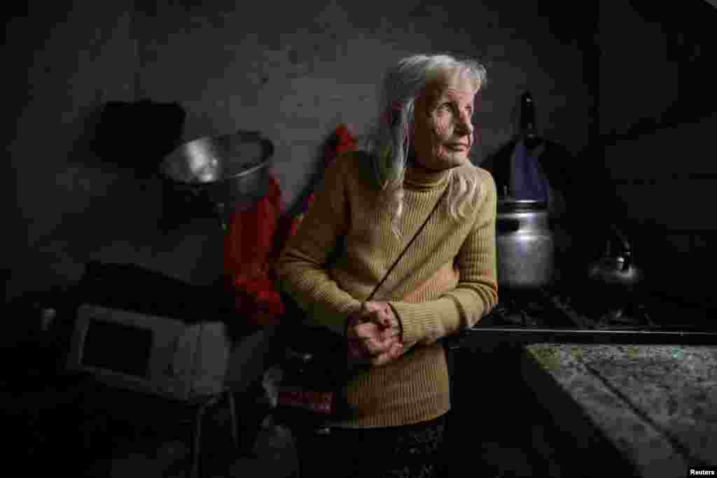 „Nagyon felkavar, amikor az emberek azt mondják nekem: »Nem tudok gyógyszert venni... mert ha gyógyszert veszek, nem tudom kifizetni a lakbért, és az utcára kerülök.« Mit csinálnának, ha még a segélykonyha sem lenne? Sokan vannak, akik már nem tudták fizetni a számlákat és kikapcsolták az otthonukban az áramot... Ha tésztát kapnak tőlem, nem tudják megfőzni”– magyarázza Olga a Reutersnek