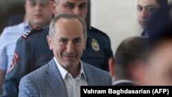 Роберта Кочаряна звинувачують у поваленні конституційного ладу під час останніх тижнів його десятирічного правління, що завершилося у квітні 2008 року