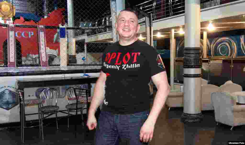 Evhen Žilin (Yevhen Zhylin), 1976-2016 Rođen u Harkivu u sovjetskoj Ukrajini, Žilin je radio u ukrajinskoj policiji prije nego što je otvorio teretanu za mješovite borilačke vještine. Tokom nemira 2014. Žilin je okupio članove svoje teretane da napadnu proukrajinske demonstrante, a optužen je za otmicu i mučenje. Proveo je jedan dan kao predsjednik separatističkog entiteta koji je sebe nazvao &quot;Narodna Republika Harkov&quot;, a zatim je pobjegao u Moskvu kada je separatistički pokret u gradu razbijen. U septembru 2016. godine, dok je jeo sa prijateljem u moskovskom restoranu, pored obližnjeg stola ustao je muškarac koji je nosio &quot;lažne brkove i panamski šešir&quot; i ustrijelio Žilina i njegovog prijatelja i pobjegao.