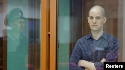 Evan Gershkovich u sudnici u Ekaterinburgu, Rusija 26. juna 2024.