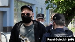 თეატრისა და კინოს რეჟისორი, კირილ სერებრენნიკოვი მოსკოვში, სასამართლოზე მისვლისას, 26 ივნისი, 2020 წელი