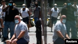 Эти американцы продолжают носить маски, чтобы не допустить распространения COVID-19. Штамм "Дельта" привёл к росту числа инфицированных в Нью-Йорке, 30 июля 2021 