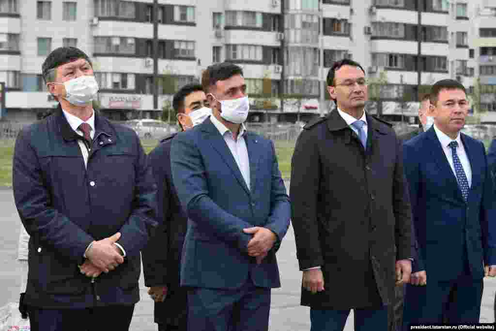 Вот функционеры пониже рангом, тоже присутствующие на передаче новых автобусов городу, кажется, что-то такое всё же подозревают. Но, похоже, председатель комитета по транспорту Казани Айдар Абдулхаков не из их числа. 