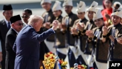Američki predsjednik Donald Trump (u sredini) pored malezijskog premijera Anwara Ibrahima (lijevo) po slijetanju avionom Air Force One na međunarodni aerodrom Kuala Lumpur 26. oktobra.