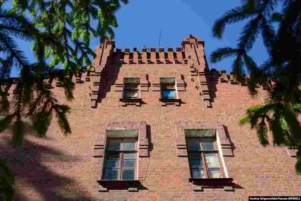 Здания выглядят очень благородно. В духе английских поместий. 