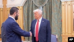 Временный президент Сирии Ахмад аш-Шараа пожимает руку президенту США Дональду Трампу. Эр-Рияд, 14 мая 2025 года