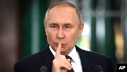 ვლადიმირ პუტინმა დიდი ხანია დაადუმა საკუთარი კრიტიკოსები. მაგრამ რუსები ახალ-ახალ გზებს პოულობენ წინააღმდეგობის გამოსახატავად.