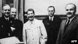 Arhivski snimak: Joachim Von Ribbentrop (levo), Joseph Stalin i Vyacheslav Molotov (desno) u Kremlju, 23. avgust 1939.