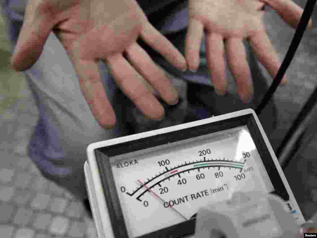 Proveravanje nivoa radijacije u Centru za socijalni rad u Jonezavi na severu Japana, 89 kilometara daleko od Fukušime, 21. mart 2011. godine