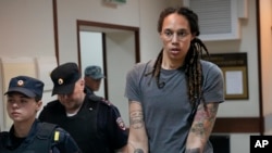 Brittney Griner ispraćena je iz sudnice nakon saslušanja u Himkiju nedaleko od Moskve, Rusija, 4. augusta 202.