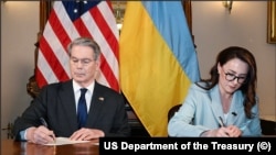 რეკონსტრუქციის საინვესტიციო ფონდის შექმნის შეთანხმებას 30 აპრილს ვაშინგტონში მოაწერეს ხელი აშშ-ის ფინანსთა მინისტრმა სკოტ ბესენტმა და უკრაინის ეკონომიკის მინისტრმა იულია სვირიდენკომ.